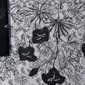 Dantela Chantilly-Solstiss neagra -brodata cu flori aplicate-made in France 11029